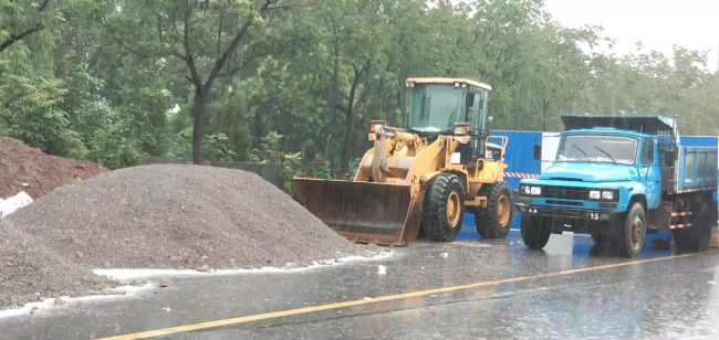 雨大爱更大省道306项目部防汛抗洪用实际行动显爱心