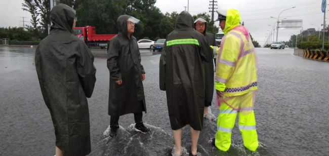 雨大爱更大省道306项目部防汛抗洪用实际行动显爱心